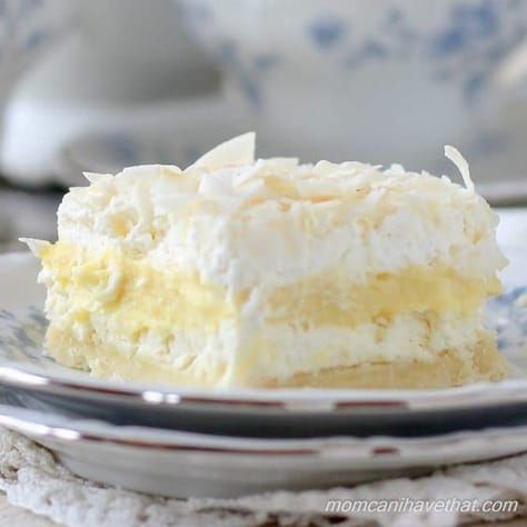 Low carb coconut cream layered dessert (Coconut Cream Delight) is a pie in bar form: a cookie crust, cream cheese, coconut pudding, whipped cream & coconut. Pudding Chia, Dessert Mousse, Low Carb Maven, Chocolate Lasagna, Coconut Pudding, Coconut Desserts, Thm Desserts, Layered Desserts, Low Carb Dessert