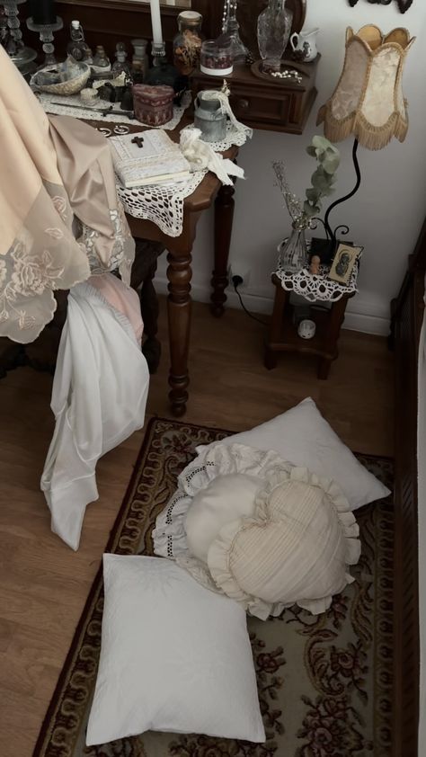 All White Room Aesthetic, Moonacre Bedroom, Asian Style Room, White Vintage Bedroom, Angelcore Room, Victorian Style Room, Ideas Hogar, Dreamy Room, Vintage Room