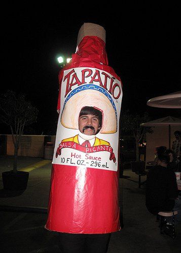 10 Cholula and Tapatío Halloween Costumes Hot-Sauce-Lovers Will Freak For Tapatio Costume, Bottle Costume, Halloween On A Budget, Easy Couple Halloween Costumes, Easy Couples Costumes, College Halloween Party, Best Couples Costumes, Great Halloween Costumes, Ni Idea