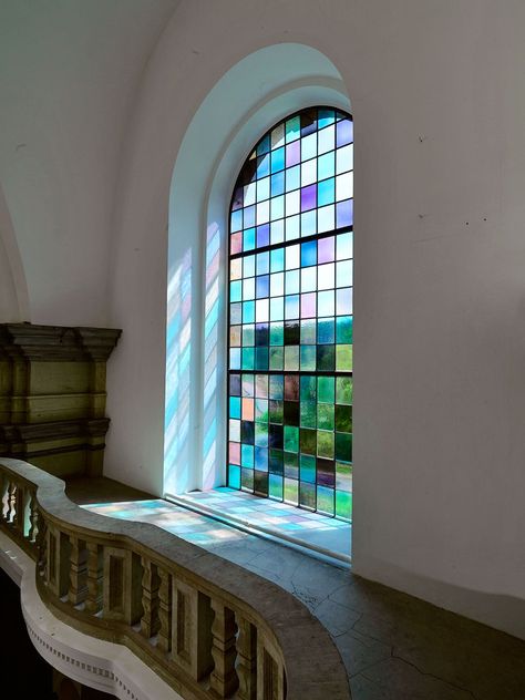 Modern Stain Glass Windows, Color Glass Wall, Stained Glass Living Room, Stained Glass Interior Design, Selfie Poses Mirror, Mirror Wall Decor Ideas, Colored Windows, Unique Windows, Poses Mirror