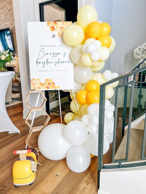 Easel Welcome Sign With Balloons, Balloon Arch Bee Theme, Balloon Garland For Welcome Sign, Entry Balloon Decor, Balloon Garland Around Easel, Bride To Bee Balloon Arch, Honeycomb Balloon Garland, Balloon Arch Welcome Sign, Balloon Arch On Easel