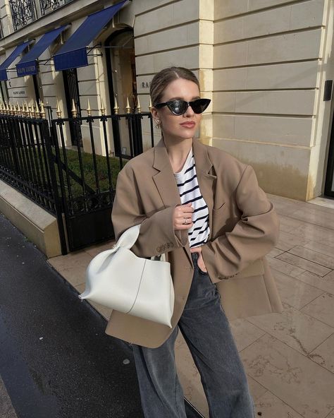 Sophie Martinson na Instagramie: „Spring outfit with @polene_paris 🤍 #parisienne #lestyleàlafrançaise #minimalstreetstyle #minimalmood #outfitinspo #ootdshare #frenchgirl …” Polene Bag Outfit, Polene Bag, Crossbody Bag Fashion, Baby Luggage, Paris Trip, Luggage Brands, Pu Leather Wallet, Small Handbag, Ladies Handbags