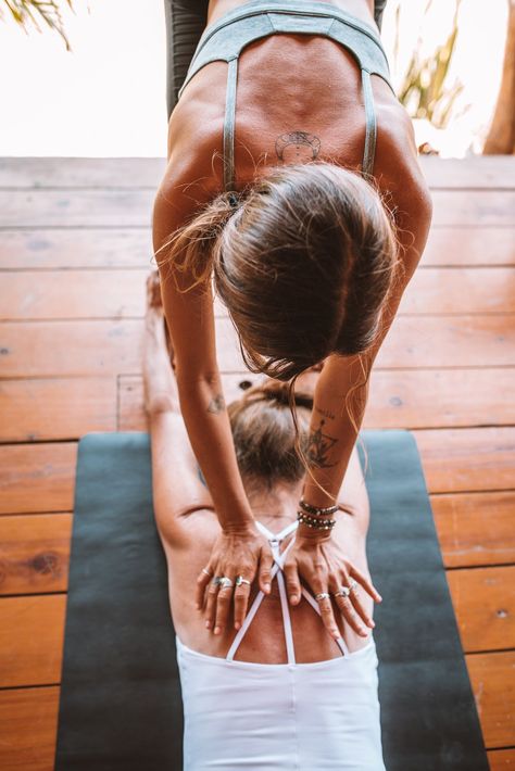 Yoga Hands On Adjustments, Yoga Assists Adjustments, Yoga Adjustments Teachers, Yoga Teacher Training Aesthetic, Yoga Instructor Aesthetic, Yoga Teacher Aesthetic, Yoga Adjustments, Yoga Photography Photo Shoots, Yoga Inspiration Photos