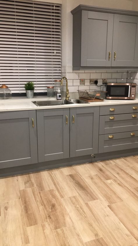 Grey kitchen with gold copper and silver Grey With Gold Kitchen, Grey And Brass Kitchen, Gray And Gold Kitchen, Grey And Gold Kitchen, Grey Kitchen Furniture, Grey Kitchen Colors, Cabinets Colors, Bronze Kitchen, Kitchen Styles