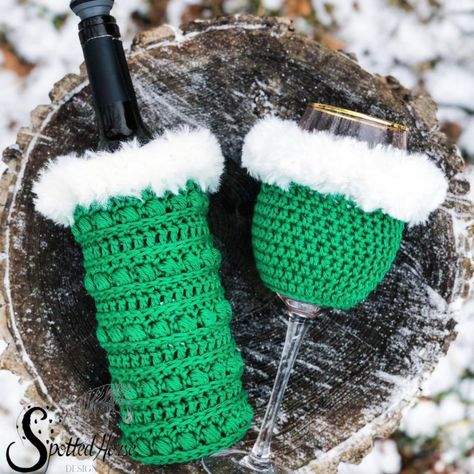 Crochet Wine Bottle Holder – Free Pattern - Spotted Horse Design Co. Crochet Wine Bottle Holder Free Pattern, Crochet Wine Bottle Holder, Pretty Wine Bottles, Wine Bottle Sweater, Crochet Holiday Gifts, Crochet Bottle Holder, Wine Bag Pattern, Vine Bottle, Crochet Wine