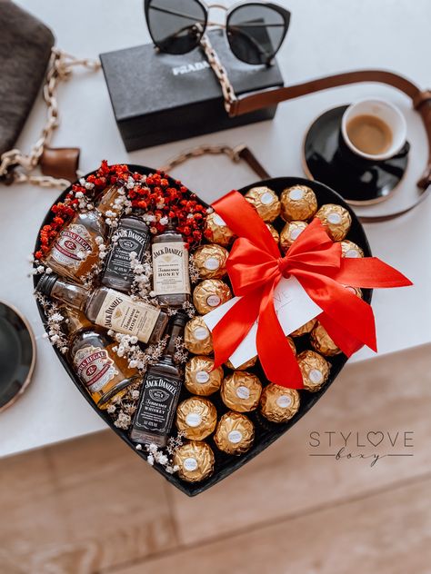 Chocolate Box For Boyfriend, Diy Valentines Gift Baskets To Sell, Valentine Background Aesthetic, Valentine Hampers Ideas, Valentines Background Aesthetic, Valentines Background, Valentines Gift For Boyfriend, Aesthetic Valentines, Cadeau St Valentin