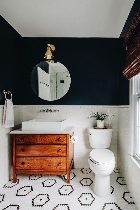 bathroom decor with navy paint Geek Home Decor, Navy Paint, Painting Tile Floors, Bad Inspiration, Painted Floor, Diy Tile, Bathroom Renos, Decor Minimalist, Painting Bathroom