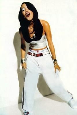 90s Fashion Aaliyah Outfit, 90s Fashion Black Women, Hilfiger Outfits, Aaliyah Dana Haughton, Aaliyah Outfits, 90s Fashion Show, Tommy Hilfiger 90s, Diy Outfits, Aaliyah Style