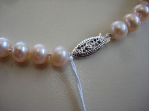 Learn how to knot pearls or restring pearls...yes, it's possible! Beaded Jewelry Ideas, Beaded Bracelet Ideas, Pearl Necklace Tutorial, Diy Pearl Necklace, Handmade Pearl Jewelry, Beaded Jewelry Earrings, Diy Jewelry Inspiration, Jewelry Knots, Necklace Tutorial