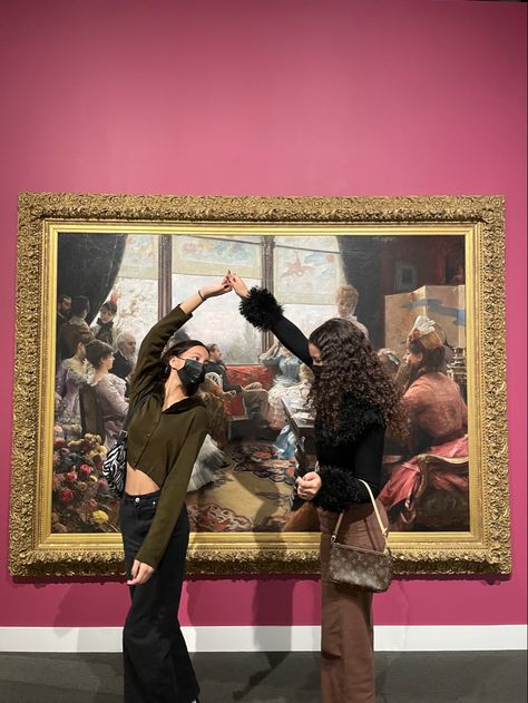 Museum Pose, Art Museum Outfit, Best Friend Pic, Museum Pics, Museum Ideas, Museum Outfit, Museum Photography, Gallery Photography, Museum Aesthetic