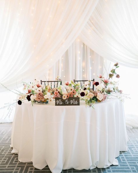 Dusty rose tones never go out of style. For C+D’s reception centerpieces 🫶 I love the tiny fan place cards with their tiny gold tassels! Photographer: @dittodianto Planner: @twoperfectevents Florist: @fleurisse.design Rentals: @chairs4events Venue: @elprado_hotel #fleurissedesign #bayareaflorist #bayareaweddingflorist #bayareaweddingflowers #bayareaweddingplanner #bayareaweddingphotographer #fineartflorist #fineartflowers #fineartwedding #modernbride #modernwedding #sfflorist #sfwedding... Bridal Party Table, Bridal Party Tables, Sf Wedding, Reception Centerpieces, Bay Area Wedding, Rose Tone, Modern Bride, Wedding Florist, Party Table