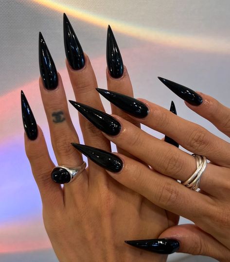 Black Stiletto Nails, Fake Nails Long, Sharp Nails, Long Press On Nails, Black Acrylic Nails, Gothic Nails, Almond Acrylic Nails, Nail Forms, Nail Art Hacks