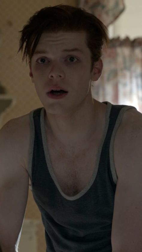 Cameron Monaghan Shameless Ian Gallagher Shameless Ian Gallagher, Cameron Monaghan Shameless, Shameless Ian, Shameless Mickey And Ian, Shameless Characters, Ian Gallagher, Ian Shameless, Shameless Tv Show, Mickey And Ian