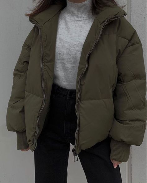 Stail Woman 2021, Cold Clothes, October Outfits, Puffer Jacket Outfit, Dope Fits, Cold Outfits, Ig Feed, Wardrobe Tips, Outfits Chic