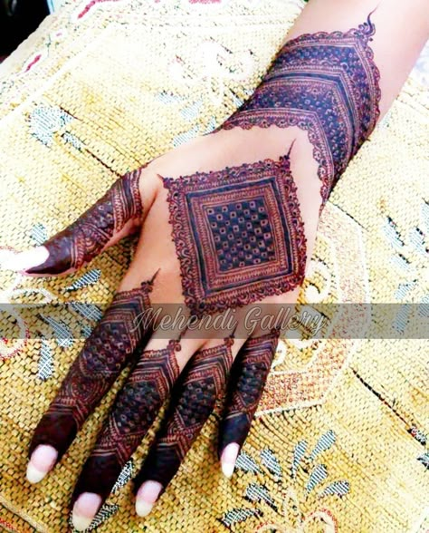 Kashees Mehndi, Kashee's Mehndi Designs, Poetry Instagram, Mehndi Bridal, Front Mehndi Design, Legs Mehndi Design, Simple Mehndi Designs Fingers, Modern Mehndi Designs, Engagement Mehndi Designs