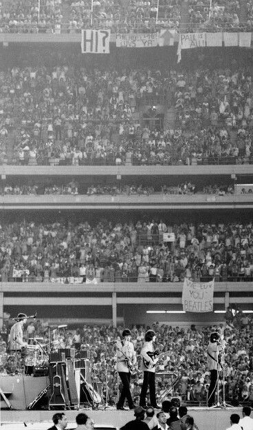 The Beatles playing Yankee Stadium The Beatles Live, Shea Stadium, Beatles Love, Beatles John, The Fab Four, Rock Concert, George Harrison, Great Bands, Paul Mccartney