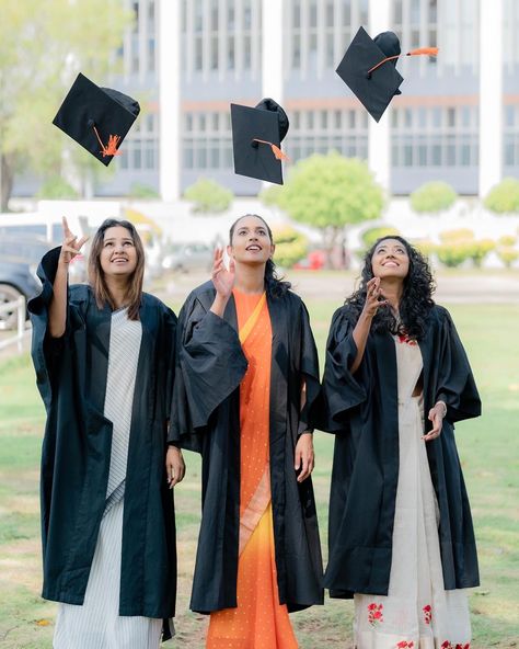 Graduation Day Poses In Saree, Convocation Saree Ideas Graduation, Graduation Saree Ideas College, Graduation Saree Ideas, Indian Graduation, Convocation Saree Ideas, Convocation Saree, Convocation Outfit Graduation, Graduation Saree