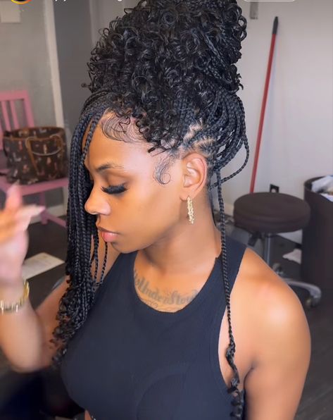 Short Knotless With Curly Ends, Short Box Braids With Curly Ends, Knotless With Curly Ends, Crochet Braids Straight Hair, Short Knotless, Box Braids With Curly Ends, Braids With Curly Ends, Marley Twist Hairstyles, Hair Stations