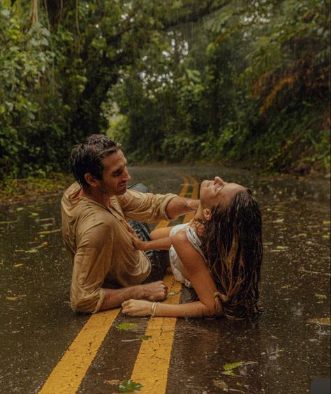 Rainy Photoshoot, Rainy Engagement Photos, Couple In Rain, Cute Engagement Photos, Couples Vibe, Photoshoot Themes, Couple Photoshoot Poses, Cute Couples Photos, Wedding Engagement Photos