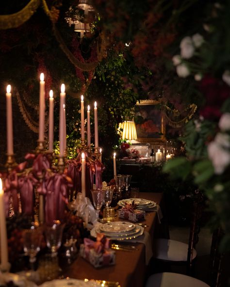 Winter weddings offer a magical backdrop like no other. Think roaring fires, candlelit tables, and dreamy foliage creating the perfect winter wonderland. A popular time to tie the knot with party season in full swing, with guests merry and ready to celebrate. The challenge lies in creating a winter wonderland that steers clear of the traditional Christmas theme. *Tap the link in our bio as we share the ultimate winter wedding guide.* Words by: @georgiareed_19 #TheWeddingEdition #Winter... Russian Winter Wedding Theme, Cosy Winter Wedding, Rich Christmas Party, Historical Wedding Theme, Winter Wedding Venue Ideas, Candlelit Tables, Winter Solstice Wedding, Old World Tuscan Design, Nutcracker Wedding