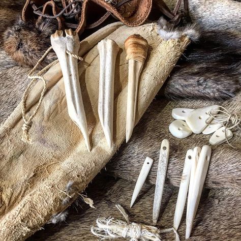 Donny Dust on Instagram: “My sewing kit...a mix of bone sewing tools: awls, needles, buttons, sinew, hemp cordage and leather tabs. The most important piece in my…” Prehistoric Crafts, Bone Tools, Ötzi The Iceman, Ancient Artifacts Prehistoric, Primitive Tools, Primitive Survival, The Iceman, Bone Tattoos, Human Evolution