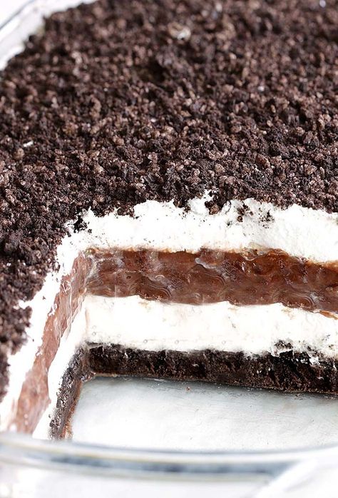 No Bake Chocolate Oreo Lasagna will make all Your Chocolate and Oreo dreams come true. Oreo Lasagna Recipe, Oreo Lasagna, Oreo Torte, Smores Dessert, Oreo Desserts, Oreo Dessert Recipes, Chocolate Lasagna, Chocolate Oreo, Oreo Recipes