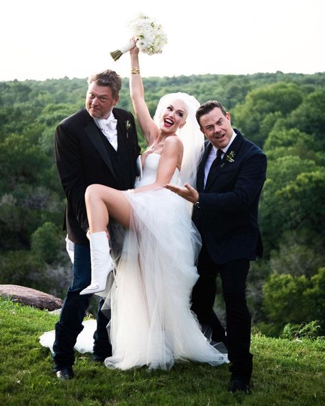 Gwen Stefani Wedding Dress, Blake Shelton Wedding, Gwen Stefani Wedding, Blake Shelton And Gwen Stefani, Celebrity Wedding Gowns, Blake Shelton Gwen Stefani, Gwen And Blake, Blake Shelton And Gwen, Carson Daly