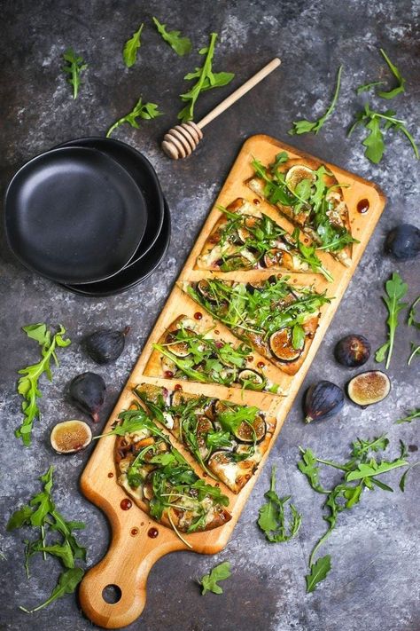 Fig Blue Cheese, Arugula Flatbread, Figs Blue Cheese, Easy Naan Recipe, Naan Pizzas, Hummus Pizza, Chicken Flatbread Pizza, Honey Mustard Chicken Recipes, Naan Pizza Recipes