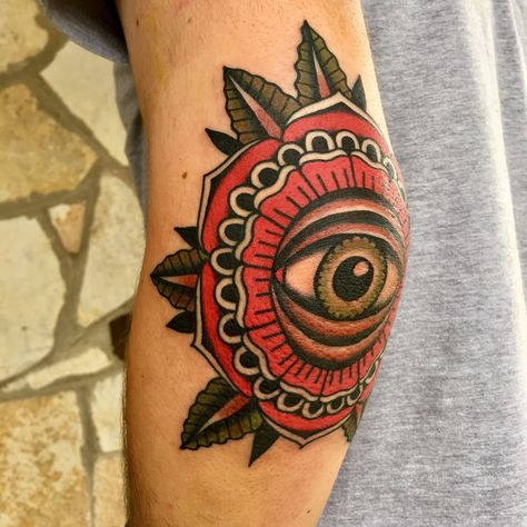 Eye elbow tattoo Traditional Tattoo Elbow, Traditional Tattoo Eye, Traditional Mandala Tattoo, Tattoo Elbow, Inner Elbow Tattoos, Third Eye Tattoos, Elbow Tattoo, Elbow Tattoos, Old School Tattoo Designs