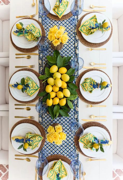 13 Pretty Summer Tablescape Ideas. Discover summer table decor ideas as inspiration for your summer entertaining. Create a new table look with these ideas for place settings and centerpieces. Learn how to combine color and patterns for maximum table attire. Lemon Table Decor, Lemon Themed Party, Decorating Table, Summer Table Decorations, Summer Tablescapes, Deco Champetre, Tafel Decor, Country Decorating, Table Setting Decor