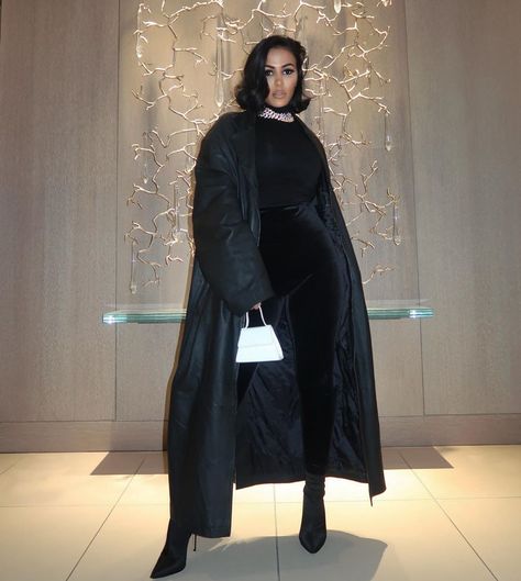 Coat And Dress Outfit, Coat Poses, Cute All Black Outfits, Winter Poses, Coat Outfit Ideas, Bougie Outfits, Big Coat, Coat And Dress, Chicago Outfit