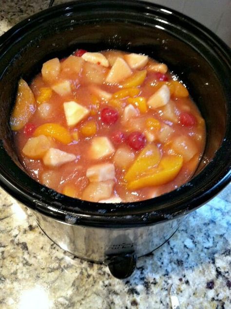 fruit salad in the slow cooker Hot Fruit Salad, Crockpot Fruit, Cooked Fruit, Breakfast Fruit Salad, Crockpot Foods, Crockpot Desserts, Best Fruit Salad, Fruit Soup, Breakfast Fruit