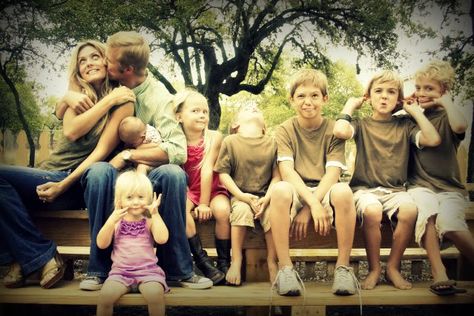 family of 8 kids Family Of 8, Linda Smith, Family Pics, Family Picture, Family Goals, Shoot Inspiration, Big Family, Photoshoot Inspiration, Family Pictures