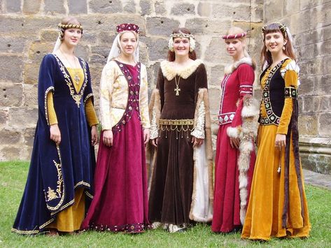 14th Century Clothing, Middle Ages Clothing, Sca Costumes, Medieval Fair, Medieval Garb, Medieval Woman, Hollywood Costume, Period Dress, Medieval Style