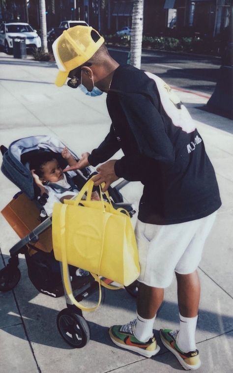 Black Bag Outfit, Telfar Bag, Street Style Bags, Jaden Smith, Bag Outfit, Hot Bags, Family Pictures, European Fashion, New Bag