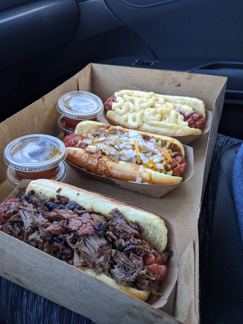 Hot Dog Stands Ideas, Hot Dog Food Truck Ideas, Fancy Hotdogs, Hot Dogs Negocio Ideas, Hotdogs Aesthetic, Fancy Hot Dogs, Hot Dog Aesthetic, Hot Dog Business, Food Truck Aesthetic