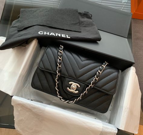 Chanel Chevron Bag, Fashion Core, Chanel Bag Outfit, Chanel Mini Rectangular, Chanel Chevron, Chanel Woc, Chanel Lover, Dream Bags, Chanel Mini