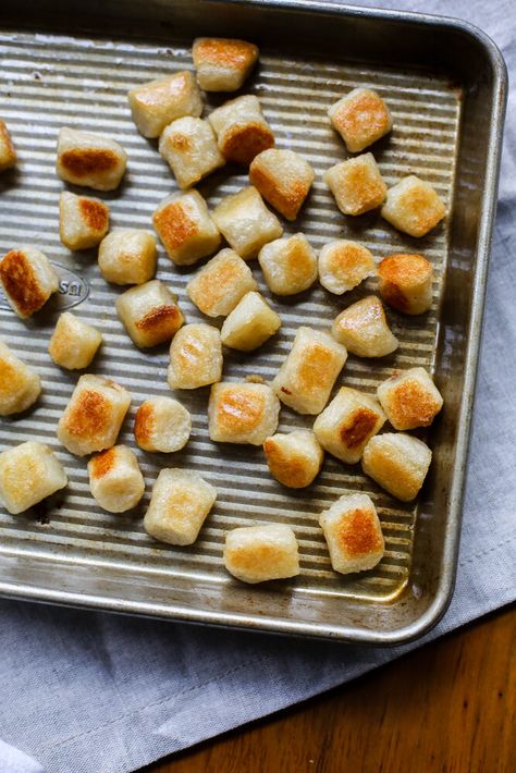 Trader Joe's cauliflower gnocchi belongs in the oven, not in a boiling pot of water. Roasting makes it SO good. I'm told this frozen gnocchi is very versatile, but it's never made it any further than from the sheet pan to my mouth. It's also gluten-free, paleo, whole30, vegan and vegetarian.. Health Lunch, Cauliflower Gnocchi, Pizza Style, Trader Joes Recipes, Fit Foodie, Vegan Cauliflower, Breakfast Healthy, Gnocchi Recipes, Trader Joe