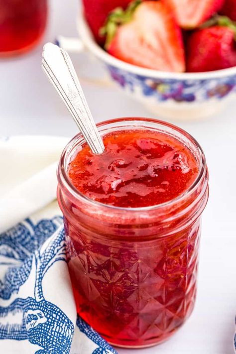 Strawberry Rhubarb Jam is an easy jam with strawberries, rhubarb, sugar, and fruit pectin to enjoy year-round and is perfect for gift giving! Cheesecake Topping Ideas, Strawberry Rhubarb Jam Recipe, Rhubarb Freezer Jam, Strawberry Rhubarb Recipes, Cookout Desserts, Strawberry Recipes Easy, Easy Jam Recipe, Rhubarb Jam Recipes, Sugar Fruit