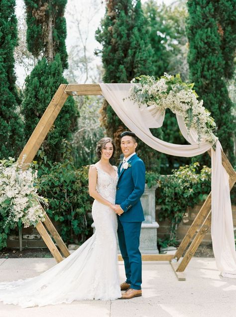 Hexagon Arches For Weddings, Hex Wedding Arch, Hexagon Arch Floral Arrangement, Hexagon Wedding Arch With Flowers, Hexagon Flower Arch Wedding, Simple Hexagon Wedding Arch, Hexagon Alter Decor, Hexagon Wedding Arch White Flowers, Hexagon Archway Wedding