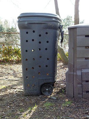 I like to pick things out of trash cans and reuse castaway items. Here, I repurpose the trash can itself to facilitate recycling organic waste into benefic Compost Bin Diy, Sticker Inspiration, Compost Bins, Diy Compost, Organic Waste, Outdoor Trash Cans, Composting At Home, نباتات منزلية, Raised Garden Beds Diy