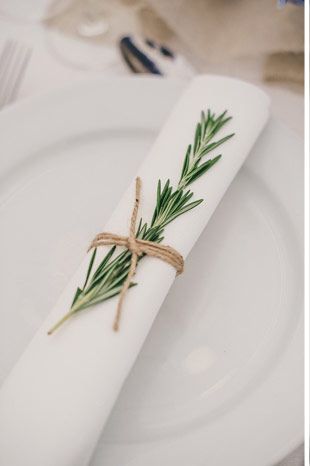 Tie Rosemary with twine to napkins. Deco Champetre, Green Wedding Colors, Green Table, Lodge Wedding, Garden Parties, Botanical Wedding, Modern Love, Wedding Table Settings, Trendy Wedding