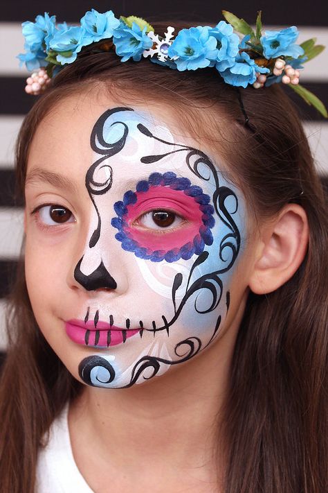 ©ZEA www.tarjetaszea.com Face Painting Halloween Kids, Easy Halloween Face Painting, Sugar Skull Face Paint, Halloween Makeup For Kids, Skull Face Paint, Halloweenský Makeup, Girl Face Painting, Sugar Skull Face, Face Painting Easy