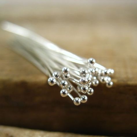 Directions for making several types of headpins at link Ideas For Jewelry, Wire Jewelry Tutorial, Jewelry Techniques, Homemade Jewelry, Jewelry Making Tutorials, Head Pins, Jewelry Tools, Diy Schmuck, Wire Work