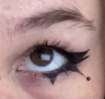 Alt Liner Makeup, Makeup Alt Goth, Mall Goth Eyeliner, Puppy Liner Alt Makeup, Eyeliner Styles Alt, Grunge Eyeliner For Hooded Eyes, Alt Eyeliner Ideas, Makeup Ideas Indie, Simple Alt Eyeliner