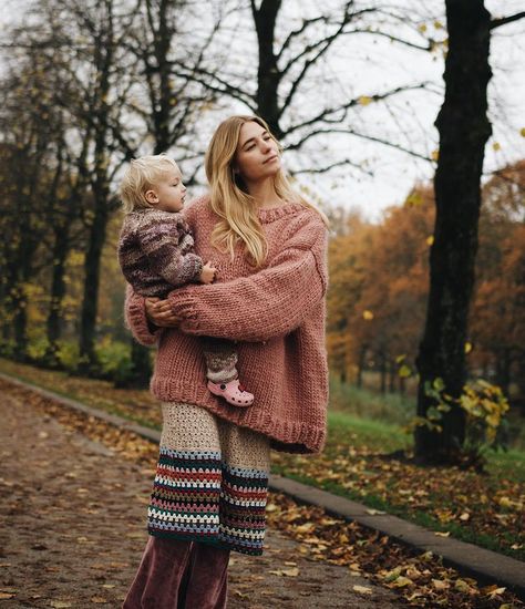 Pregnant Hippie, Boho Maternity Shoot, Fall Lifestyle, Mom Characters, Bohemian Mama, Hippie Mom, Boho Maternity, Knit Sweater Coat, Mum Fashion