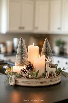 Open Shelf Christmas Decor Kitchen, Christmas Farmhouse Centerpiece Ideas, Round Table Xmas Decor, Christmas Kitchen Island Decor Ideas Modern, Rustic Winter Table Decor, Christmas Decor Ideas Tray, Christmas Home Decor Kitchen, Cozy Christmas Decor Kitchen, Christmas Decorative Tray