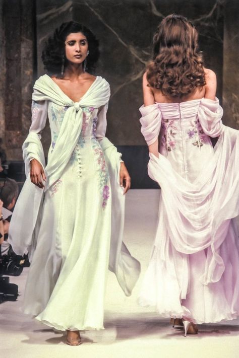 Jean-Louis Scherrer - Spring 1989 Couture Jean Louis Scherrer, Runway Fashion Couture, Runway Outfits, Claudia Schiffer, Fairytale Dress, Fashion Couture, Gala Dresses, Naomi Campbell, Glam Dresses