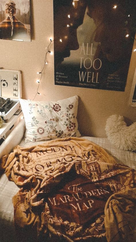 Marauders Inspired Room, Marauders Themed Room, Evermore Bedroom Aesthetic, Marauders Bedroom Aesthetic, Marauders Room Aesthetic, Marauders Christmas Aesthetic, Marauders Bedroom, Marauders Room Decor, Harry Potter Bedroom Aesthetic