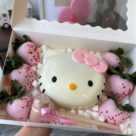 Hello kitty chocolate covered strawberries Tort Hello Kitty, Hello Kitty Birthday Theme, Hello Kitty Theme Party, Hello Kitty Birthday Cake, Hello Kitty Gifts, Hello Kitty Birthday Party, Kitty Cake, Kawaii Cooking, Chocolate Covered Treats